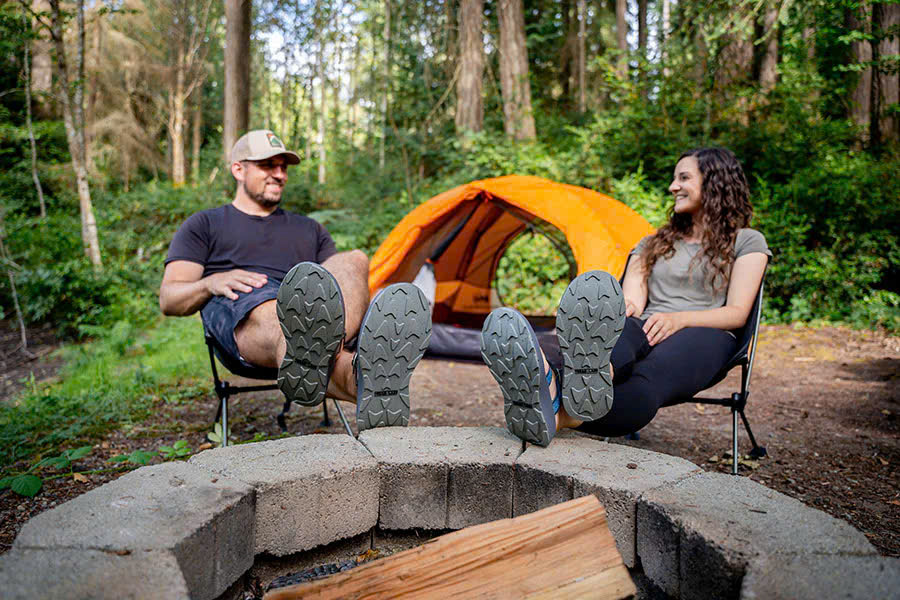 Chuẩn Bị Giày Dép Gì Khi Tham Gia Các Hoạt Động Dã Ngoại?